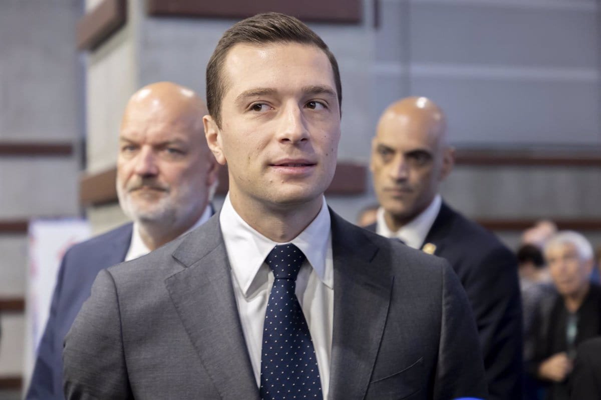 Bardella reconnaît qu'AN "est à genoux" face à la possible inéligibilité de Le Pen pour détournement de fonds