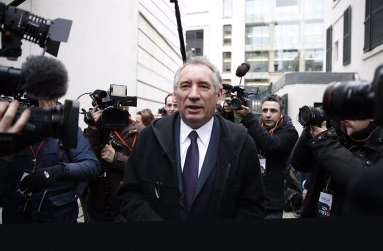 Le Parti Socialiste français enterre l'hypothèse du centriste Bayrou comme prochain Premier ministre