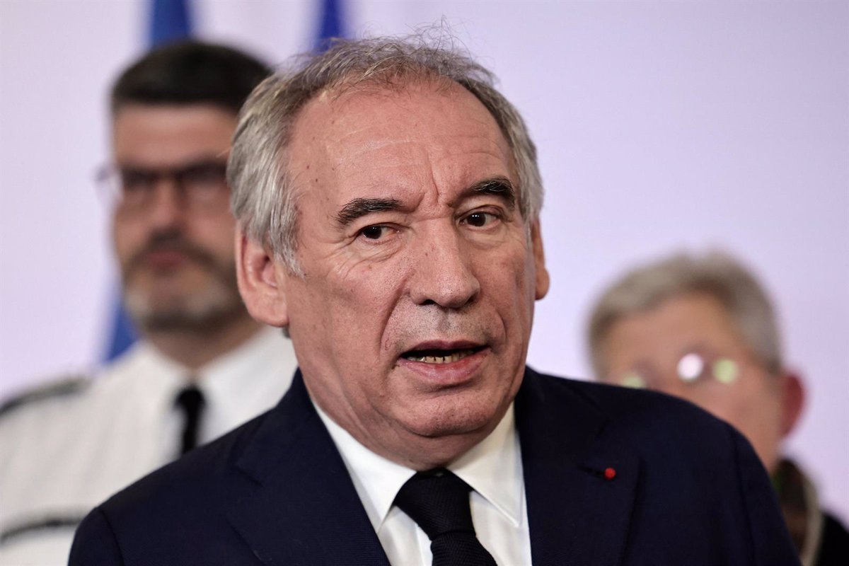 Bayrou défend son déplacement à Pau malgré la crise à Mayotte due au fléau du cyclone