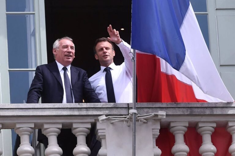 Le Premier ministre français présente un cabinet comprenant des figures marquantes du macronisme