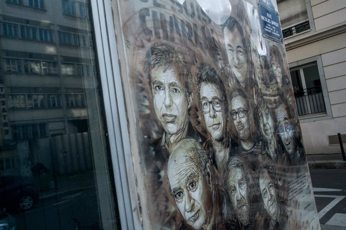La justice française condamne à 30 ans de prison l'accusé d'une attaque au couteau près de "Charlie Hebdo" en 2020