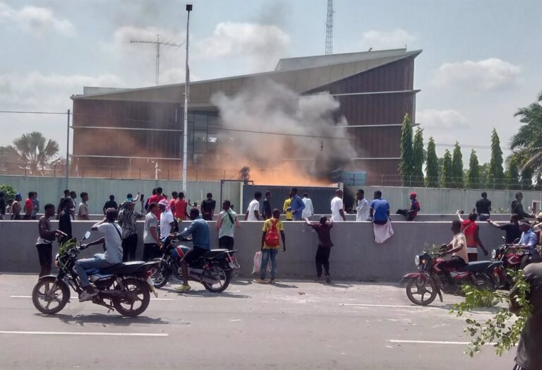 L'UE condamne les attaques contre les ambassades dans le RDC dans les manifestations offensives de M23