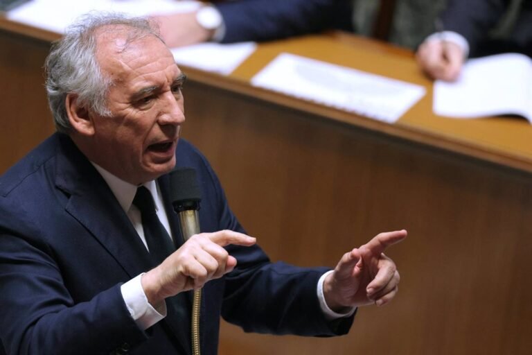Bayrou pour forcer l'approbation du budget en France et active un mouvement de censure