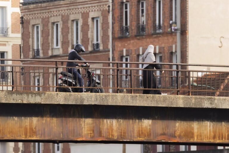 Le Sénat français approuve un projet de loi qui cherche à interdire le voile dans les compétitions sportives