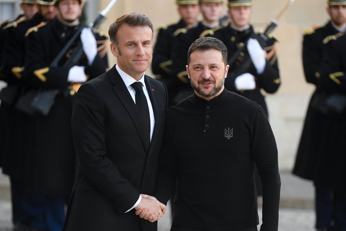 Macron annonce 2 000 millions d'euros d'aide supplémentaire pour l'Ukraine lors de la visite de Zelenski