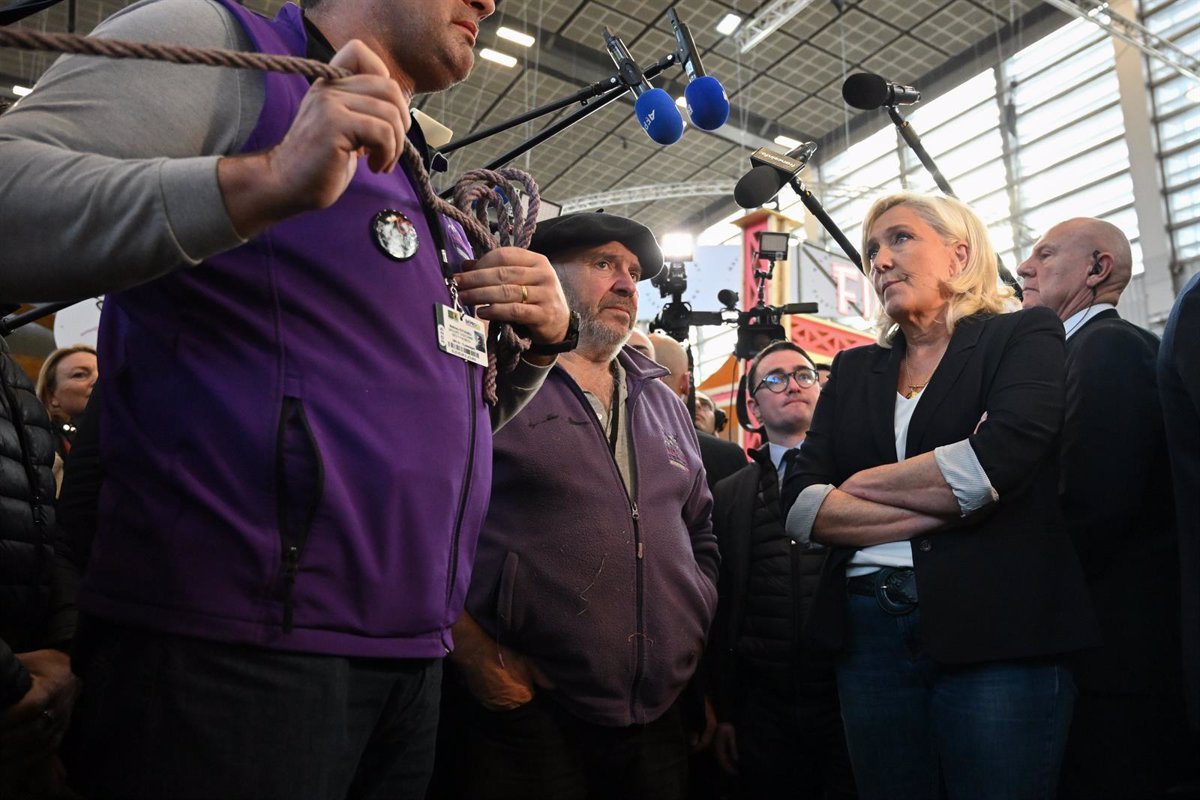 Le Pen assure qu'il n'abandonnera pas après avoir dénoncé sa disqualification comme une "chasse" et une outrage