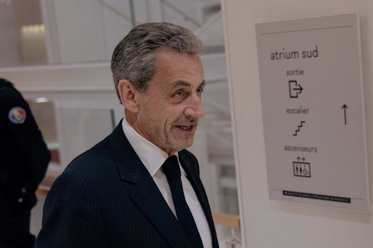 L'ancien président français Nicolas Sarkozy est enlevé le bracelet électronique trois mois après leur placement