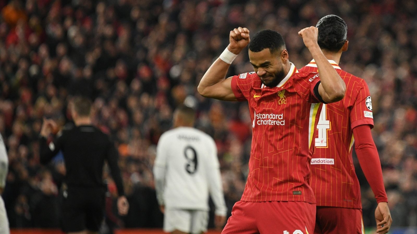 Chelsea assomment Liverpool avec un coup dur pour un attaquant, Hughes ouvre la porte à un transfert de 67 millions d'euros au Bayern.