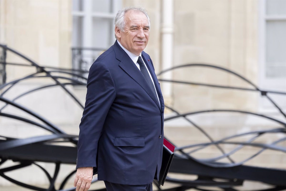 Le Premier ministre français annonce qu'il interdira la vente de couteaux aux mineurs