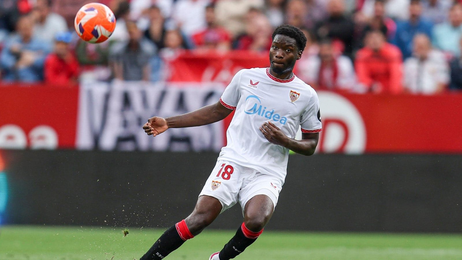 Les Diables Rouges rivalisent avec Arsenal pour un nouveau N'Golo Kanté, un transfert choc de 24 M€ pour un attaquant de PL évoqué.