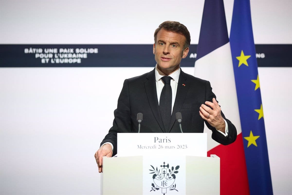 Macron demande "le confinement maximum" tout en défendant le "droit" d'Israël à "protéger"