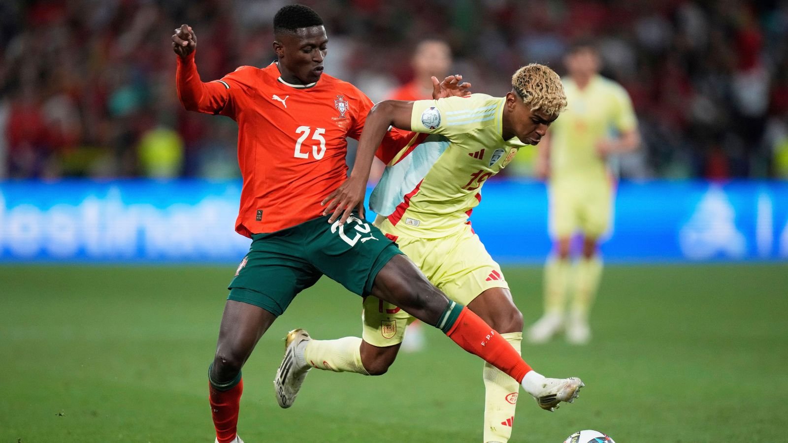 Mendes cadenasse Yamal dans une déclaration pour le Ballon d'Or alors que le Portugal remporte la finale de la Ligue des Nations contre l'Espagne.