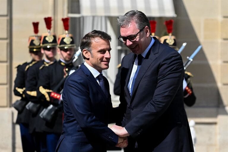 Macron déclare que “le sort de la Serbie est européen” dans un appel avec le président Vucic